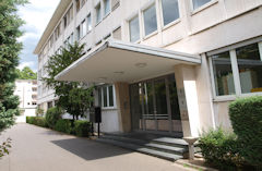 Gebäude mit Eingangsbereich des Hauptsitzes des Arbeitsgerichts Mannheim