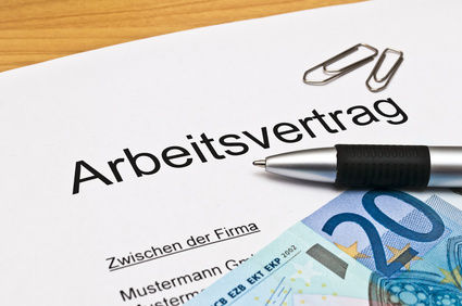 Bild zeigt einen Arbeitsvertrag, 20-Euro-Schein, Kugelschreiber sowie 2 Büroklammern