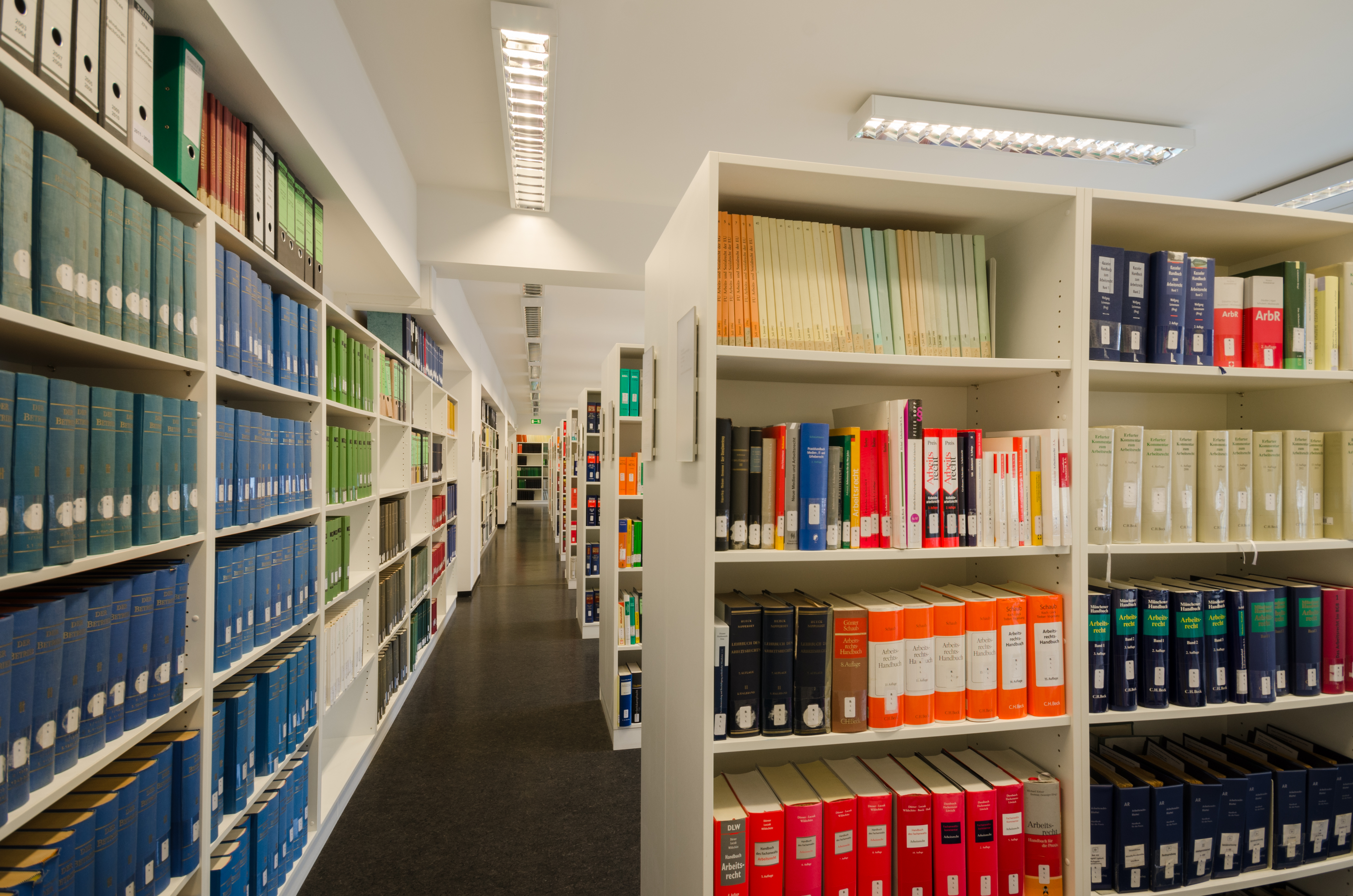 Interner Link - Blick in die Bibliothek des Landesarbeitsgerichts Baden-Württemberg in Stuttgart