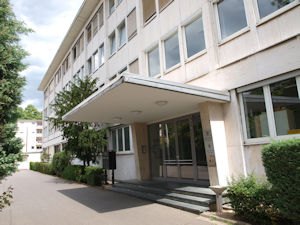 Gebäude mit Eingangsbereich des Hauptsitzes Arbeitsgerichts Mannheim